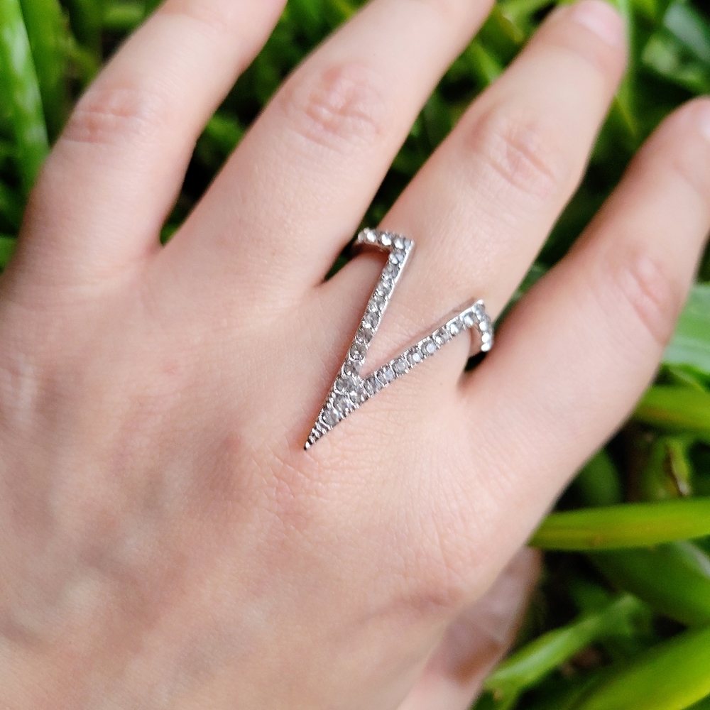 New Classic Simple Silver Rhinestone Arrow Ring Band, size 7 - Picture 3 of 8